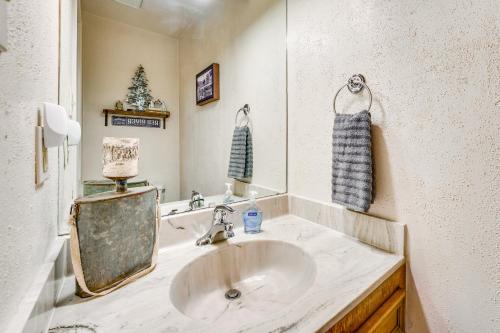 Hike, Bike & Ski: Red River Condo w/ Spa Access, Red River (fotografie 10)