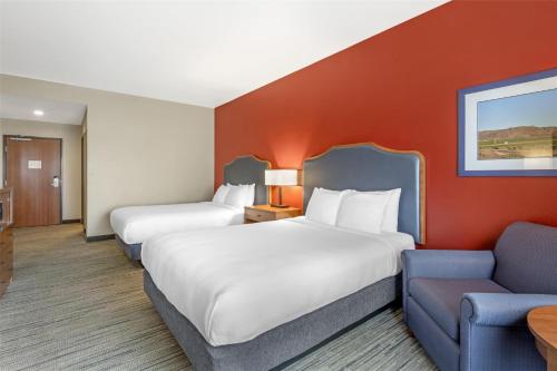 2 queen beds