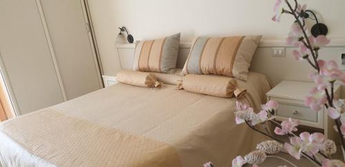 1 queen bed, 1 twin bed