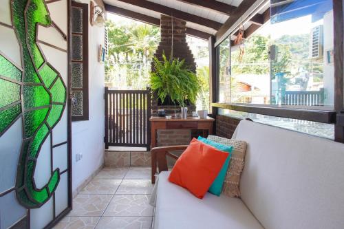 ห้องส่วนกลางสำหรับนั่งเล่น/ดูทีวี, Casa delas Ilhabela in หาดอิตากวันดูบา