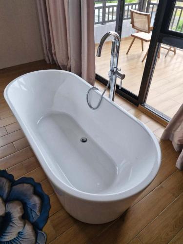 Private Room in Luxury Villa Pool Access in Naisoso Sziget