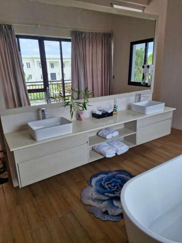 Private Room in Luxury Villa Pool Access in Naisoso Sziget