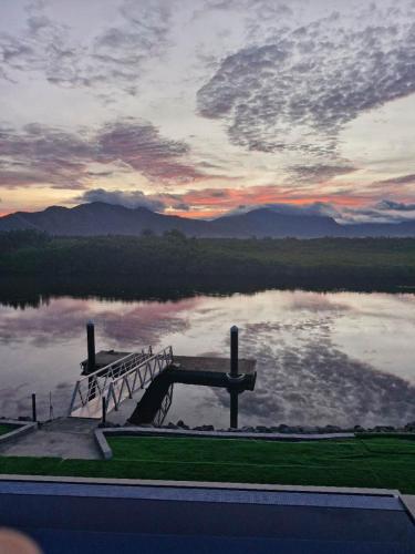 Private Room in Luxury Villa Pool Access in Naisoso Sziget