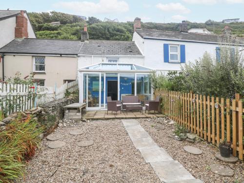Pebble Cottage - Roskear