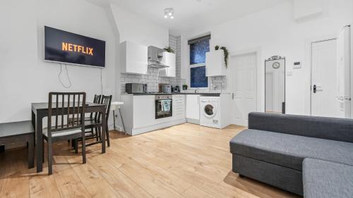 Brilliant 2 Bedrooms Flat Next to The Station