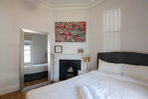Modern Home in Erskineville w AC and Parking - image 9