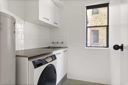 Stylish 3-Bed Newport Stay with Balcony in Northern Beaches