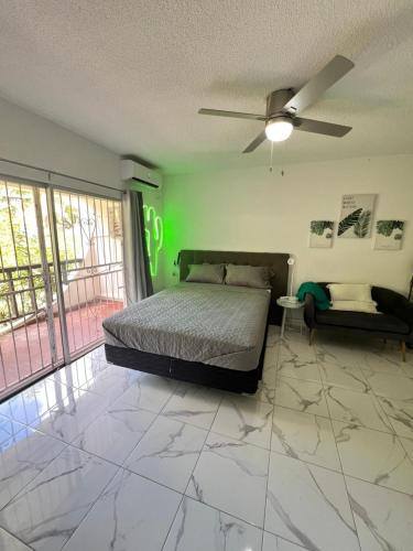 Studio apartment in the heart of Cole Bay in コールバーイ