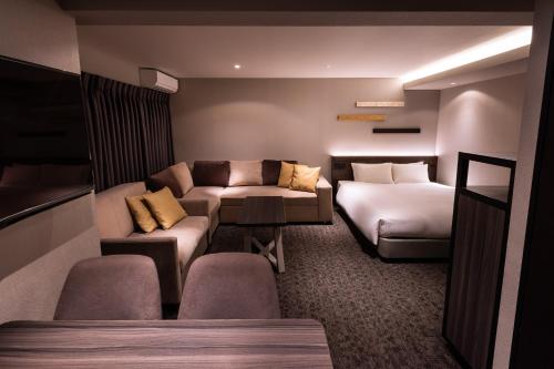 Rinn Sanjo Ohashi East 5