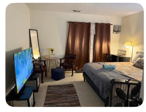 Cool room with TV in Richmond, USA