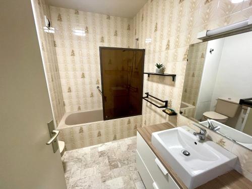 Apartment (3 Adults) image 10