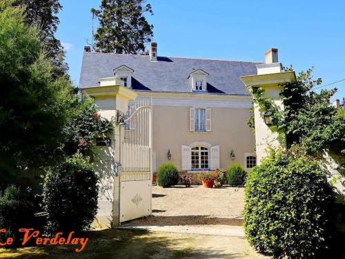 Chambres d'hotes elegantes a La Menitre avec piscine chauffee et wifi - FR-1-622-115 in La Ménitré