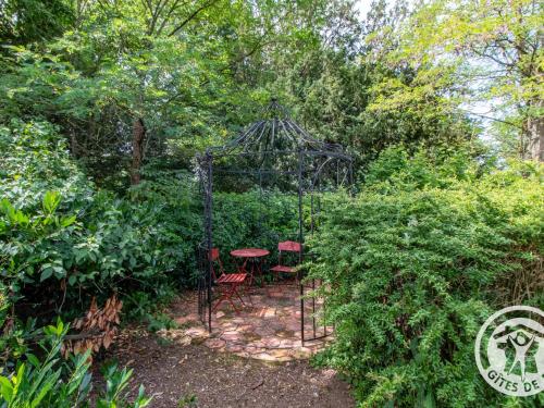 Chambres d'hotes elegantes proche Loire avec parc et piscine - FR-1-622-114 in La Ménitré