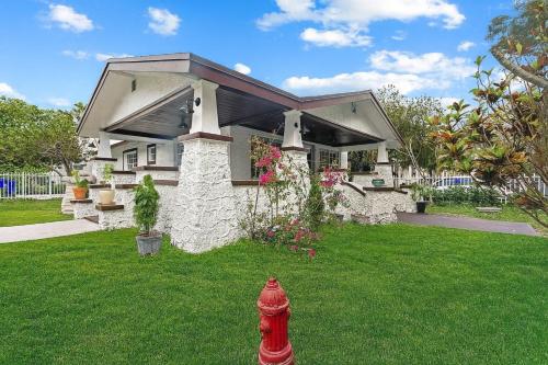 Renovated 3 Rooms House !