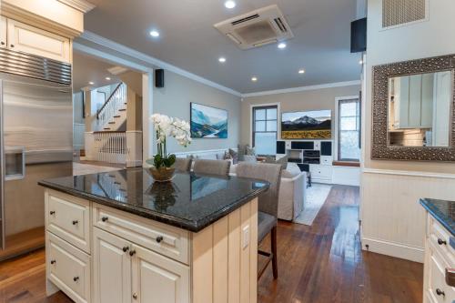 Updated Spacious Home W Ac & Hot Tub Walk To Town! - Aspen, CO