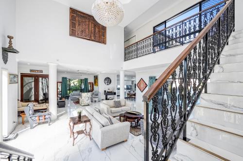 . Lakeside Luxe Modern 5BR Retreat close to HOSPITAL
