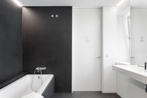 Ascensor da Bica - Lisbon Serviced Apartments - image 9