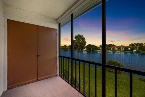 Modern Condo on the lake Oldsmar FL in โอลด์สมาร์ (FL)