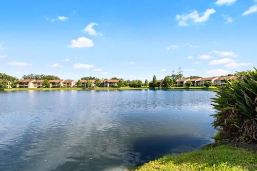 Modern Condo on the lake Oldsmar FL in โอลด์สมาร์ (FL)