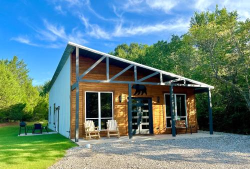 . Brand New Rustic Cabin with pool table and fireplace