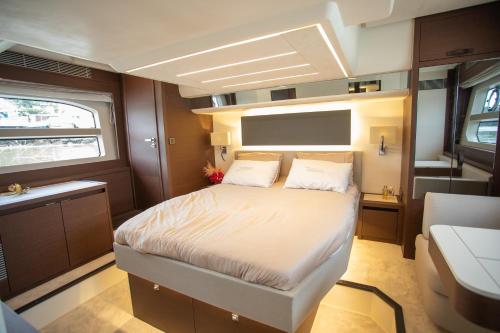 Saigon Luxury Private Yacht Prestige 590