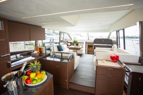 Saigon Luxury Private Yacht Prestige 590 - 주방