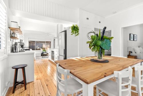 Amaroo - Pet Friendly - 2 Mins Walk to Beach - Outdoor Fireplace