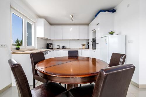 廚房, Three-Bedroom Holiday Home Vida with Private Pool in 科汀