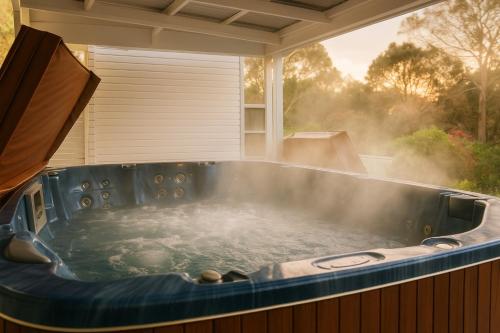 Fairyland Getaway- at Central Coast with XXXL hot Jacuzzi - Perpetual above 35C & Fun - Round pool t in Narara