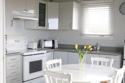 Coastal Charm Beach Nearby - Chalet Poirier in Avromezona (QC)