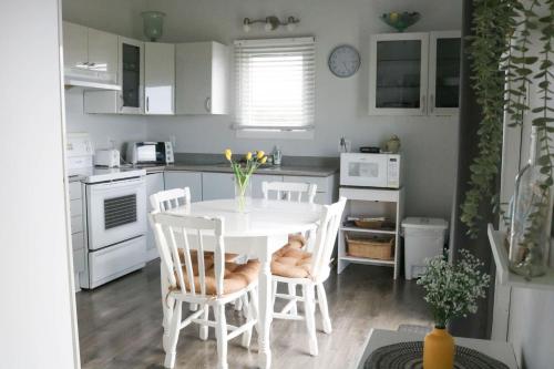 Coastal Charm Beach Nearby - Chalet Poirier in Avromezona (QC)