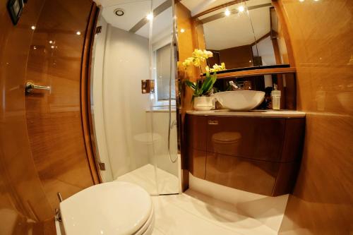 Saigon Luxury Private Yacht Prestige 590 - 화장실