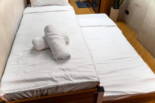 2 twin beds