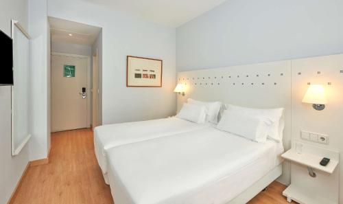 Standard Double or Twin Room image 8