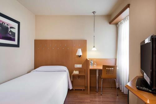 Standard Single Room image 8