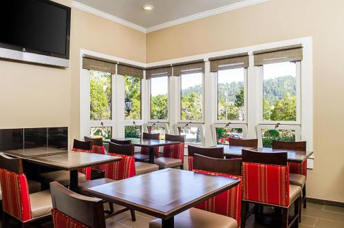 Comfort Inn Monterey Peninsula Airport - image 3