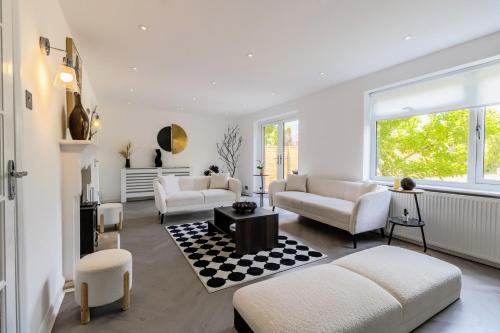 Stunning 4-bed Home in Milton Keynes by Renzo, Swimming Pool, Games Room! gîte à louer Newton Longville