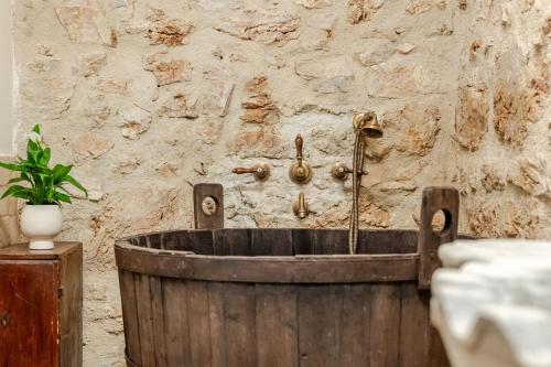 Vannas istaba, Respiro Umbria, 1500s Villa with Unique Biopool in Strettura