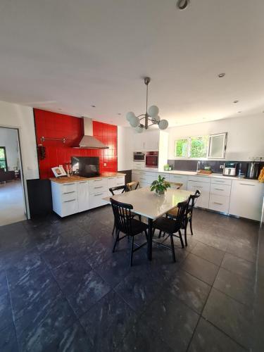 La Bredi Villa proche de Bordeaux avec piscine et spa in La Brede