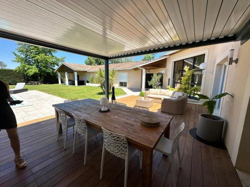 La Bredi Villa proche de Bordeaux avec piscine et spa in La Brede