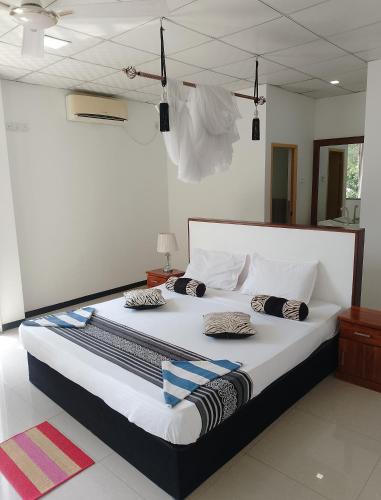 Deluxe Double Room image 9