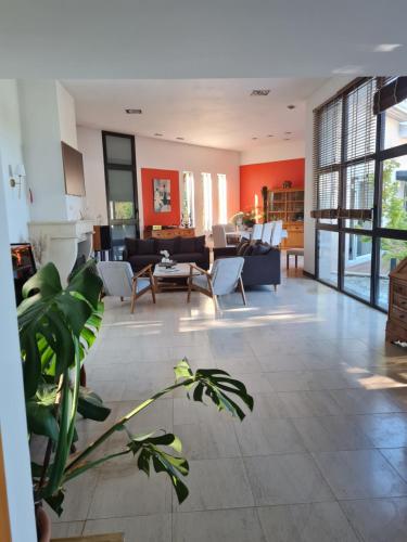 La Bredi Villa proche de Bordeaux avec piscine et spa in La Brede