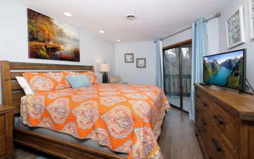 Creekside Retreat 179 - Cozy Gatlinburg condo with wifi and creek view! - image 11