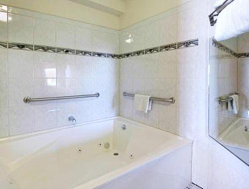 Fürdőszoba, Motel 6 Fountain Valley, CA - Huntington Beach Area in Fountain Valley