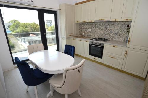 One-Bedroom Apartment image 6