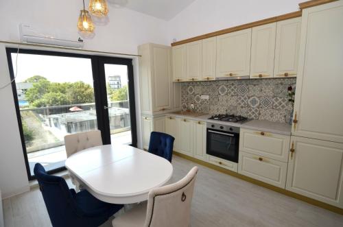 One-Bedroom Apartment image 5