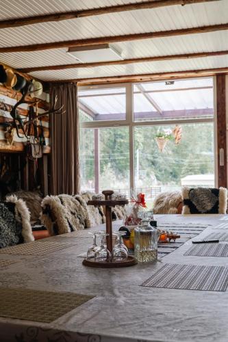 La Conacul Dintre Munți (La Conacul Dintre Munti) in Frasin