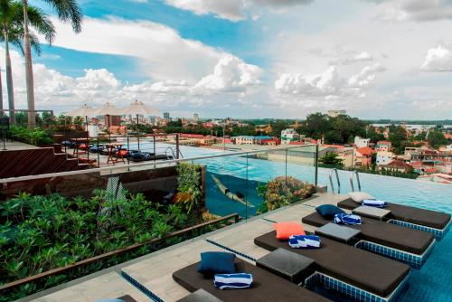 Swimming pool, Aquarius Hotel & Urban Resort in Sangkat Chakto Mukh