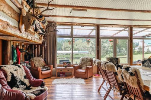 La Conacul Dintre Munți (La Conacul Dintre Munti) in Frasin