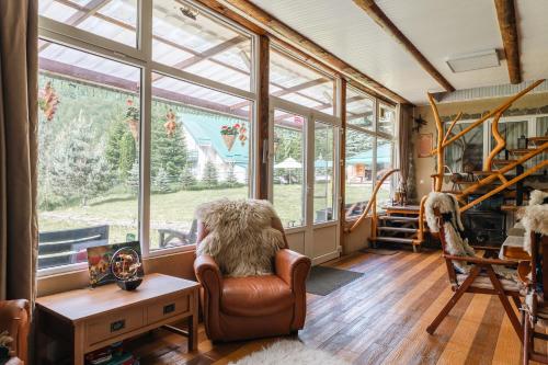 La Conacul Dintre Munți (La Conacul Dintre Munti) in Frasin